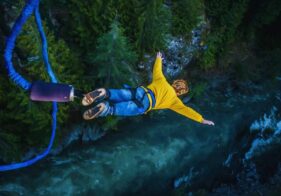 Pojistit si lze i bungee jumping, ale připlatíte si.