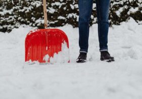Koho správně žalovat kvůli pádu na neuklizeném chodníku?